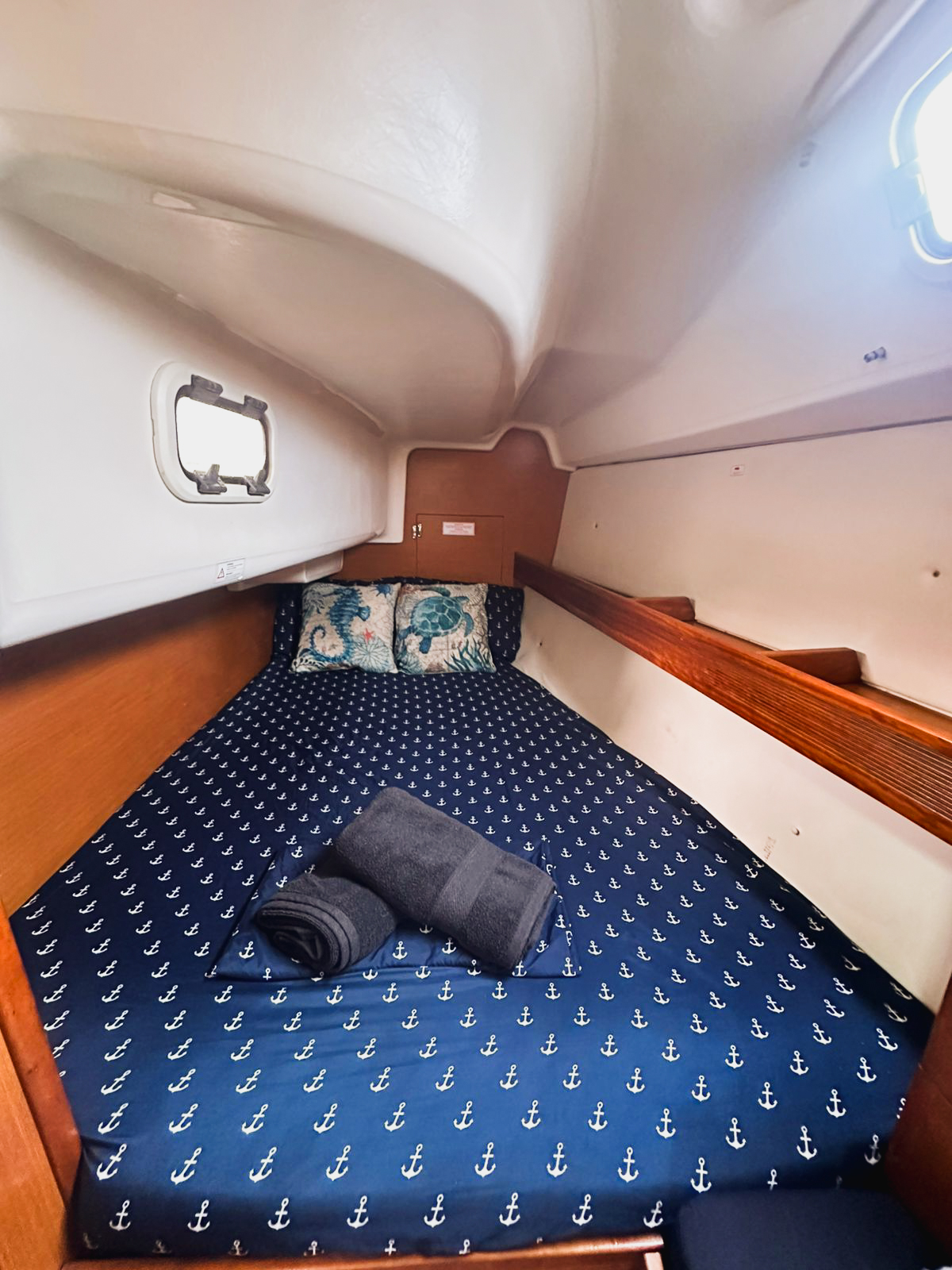 Bavaria 35 | San Blas Charter cabin