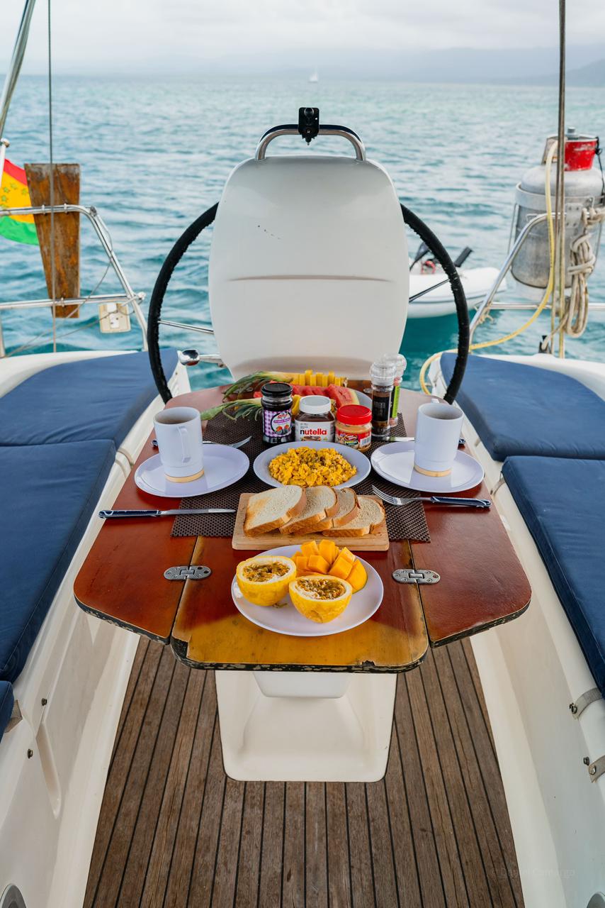Bavaria 35 | San Blas Charter dining