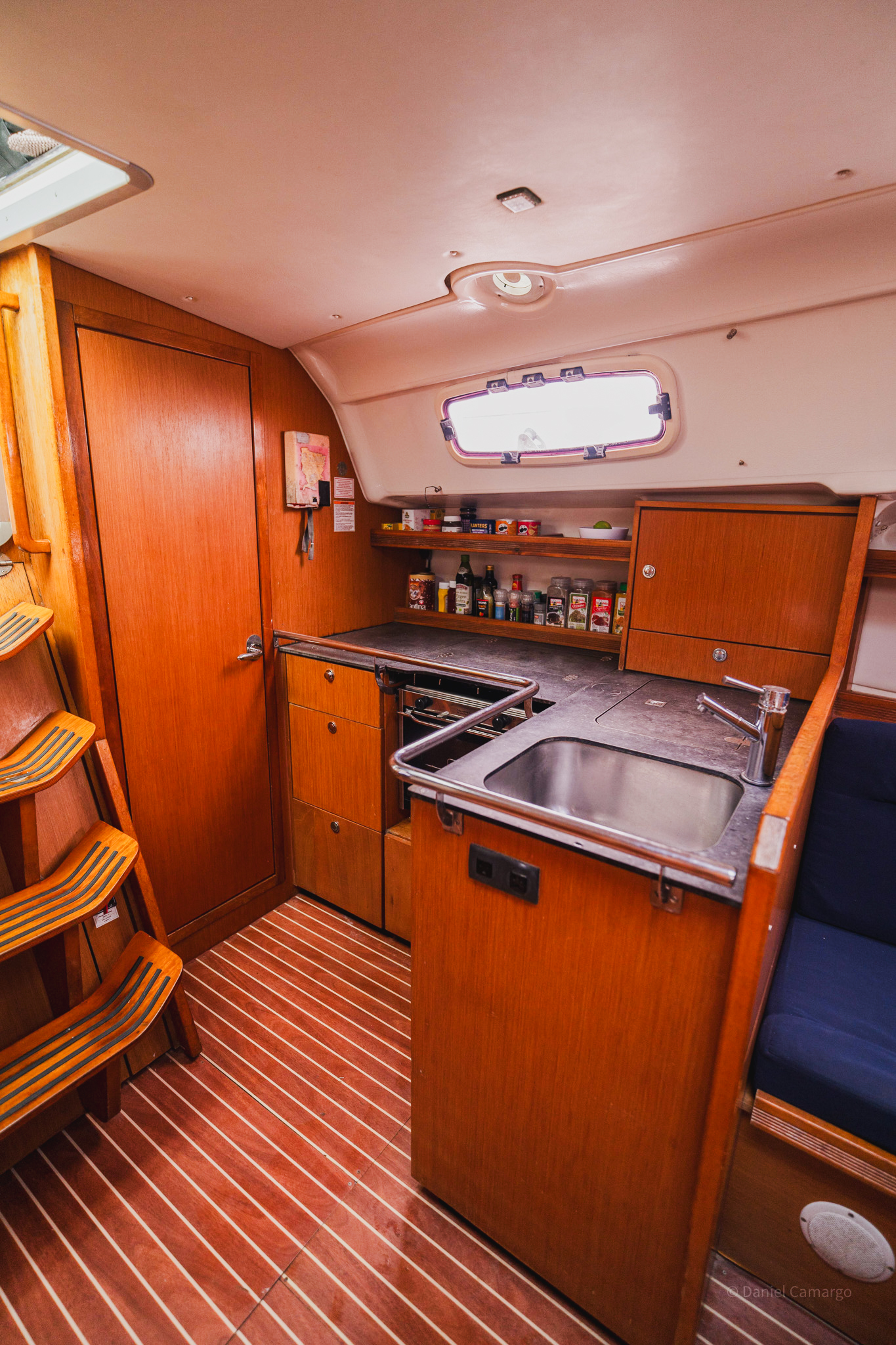 Bavaria 35 | San Blas Charter dining