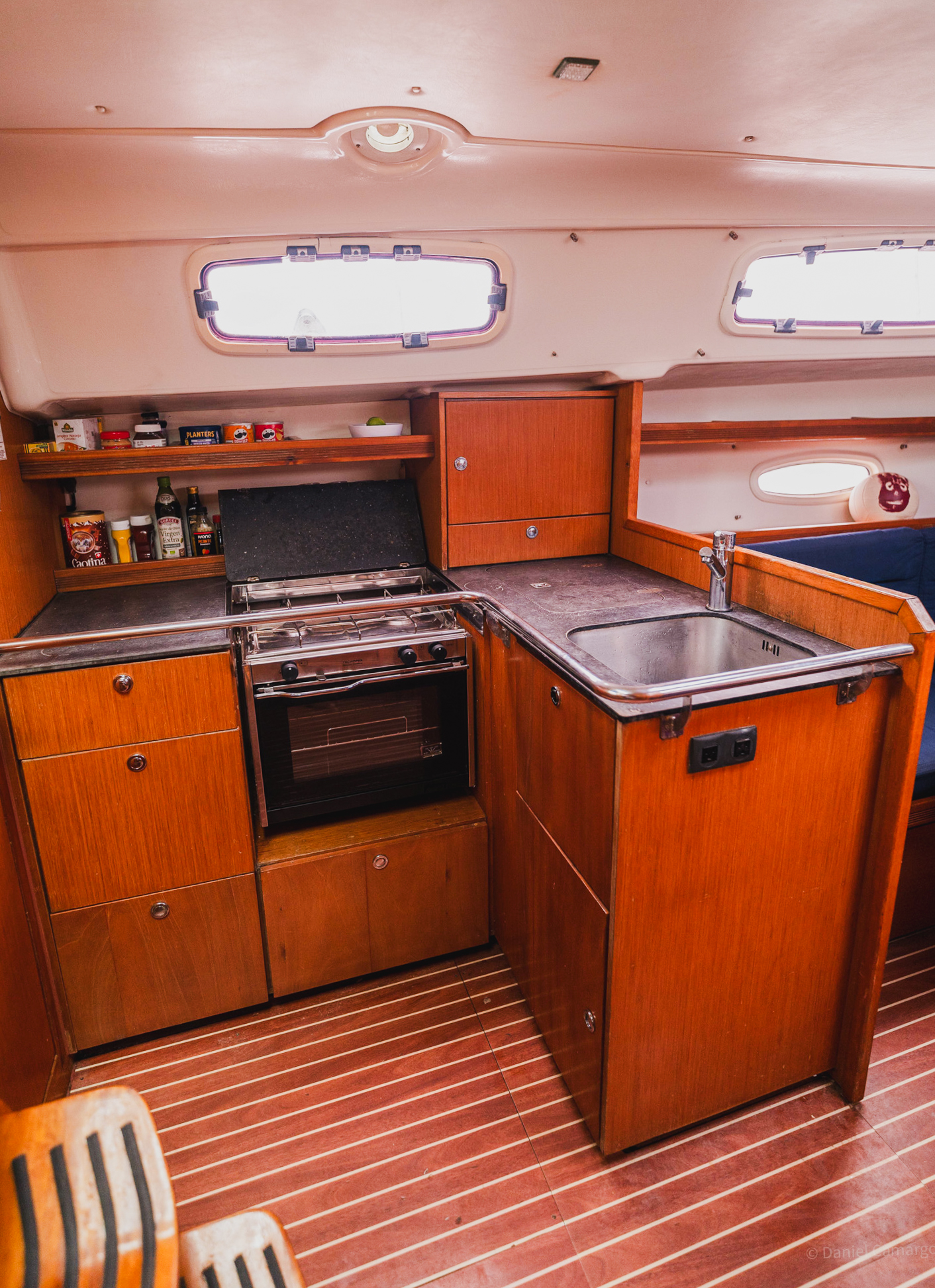 Bavaria 35 | San Blas Charter dining