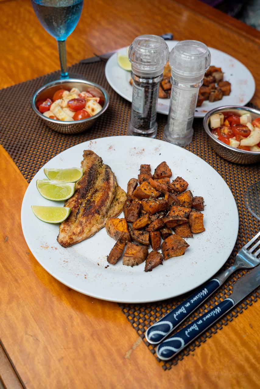 Bavaria 35 | San Blas Charter dining