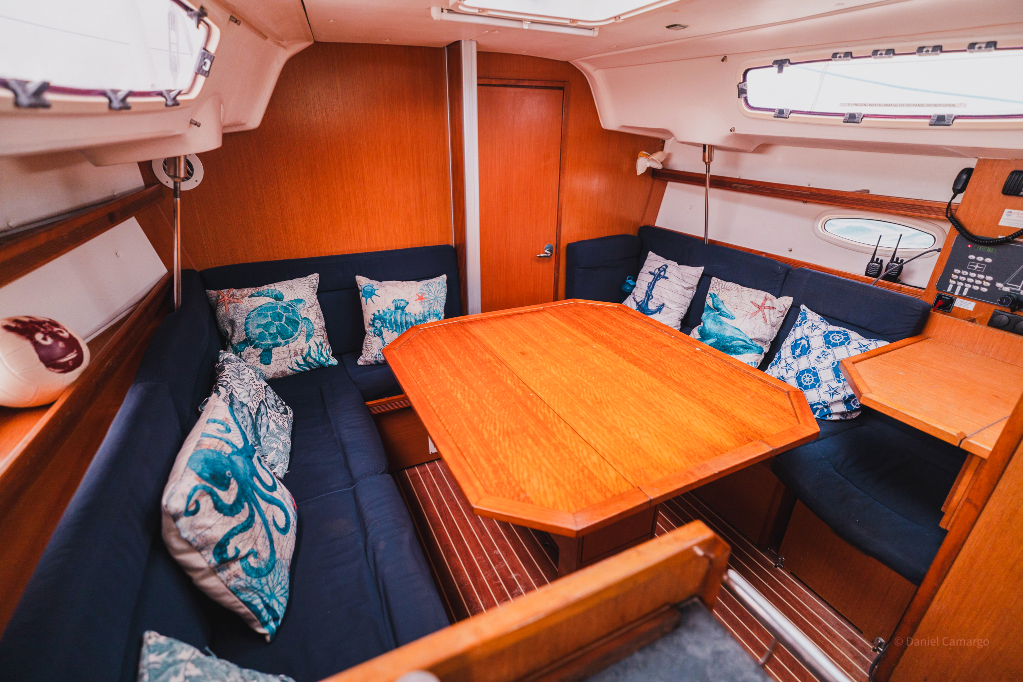 Bavaria 35 | San Blas Charter dining