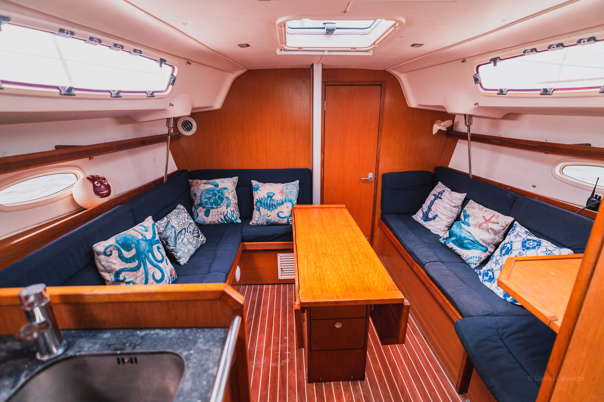 Bavaria 35 | San Blas Charter dining