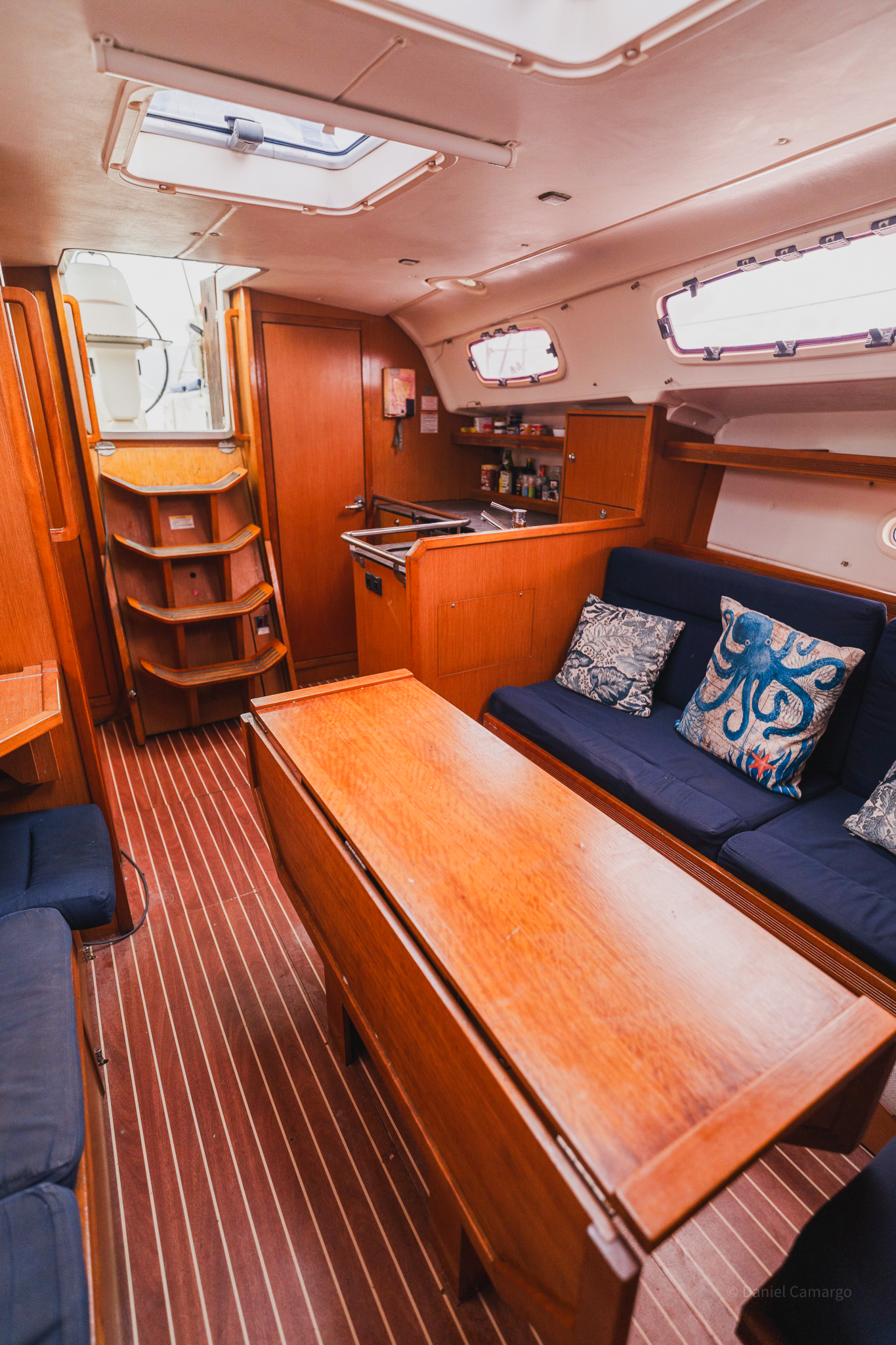 Bavaria 35 | San Blas Charter dining