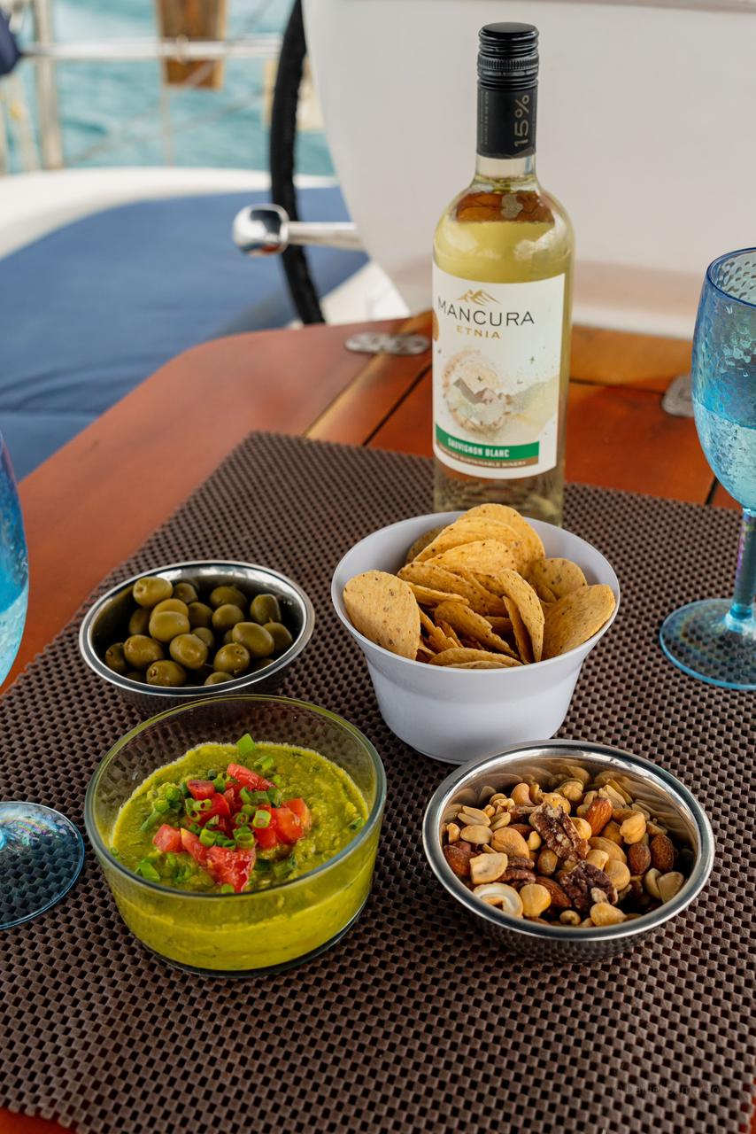 Bavaria 35 | San Blas Charter dining
