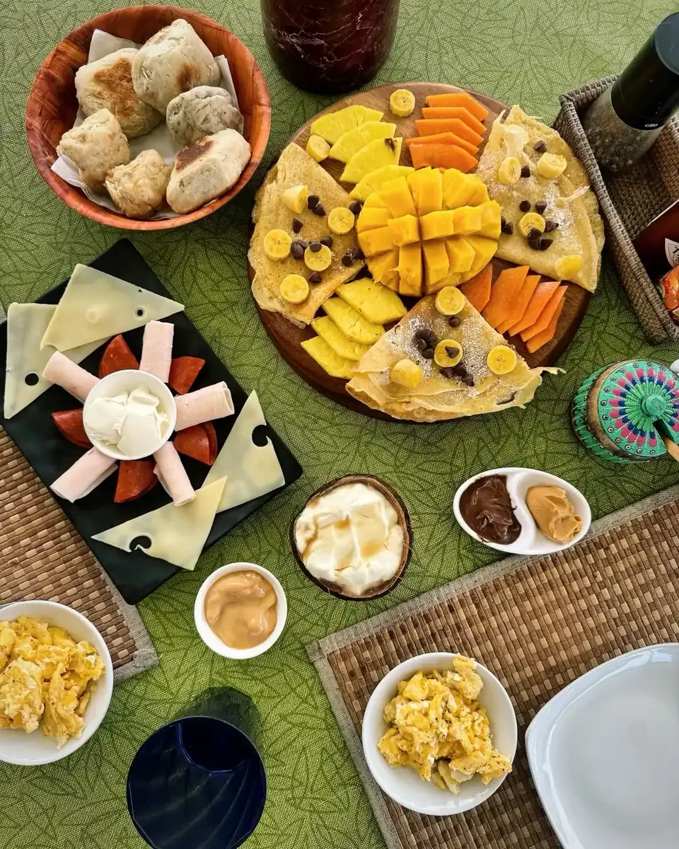 Breakfast on the Lagoon 55: fresh bread, mango, pineapple, cheese, ham and eggs